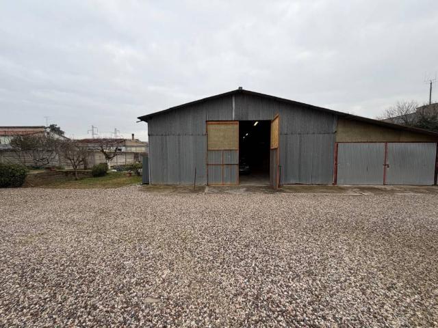 Locale Commerciale in affitto a Ovest, Brenzone