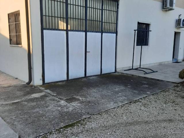 Locale Commerciale in affitto a Verona