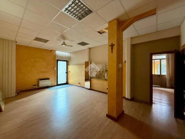 Locale Commerciale in affitto a Ovest, Brenzone