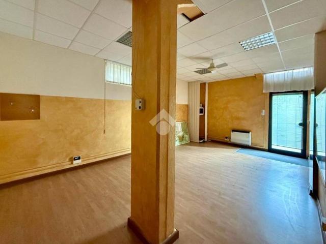 Locale Commerciale in affitto a Ovest, Brenzone