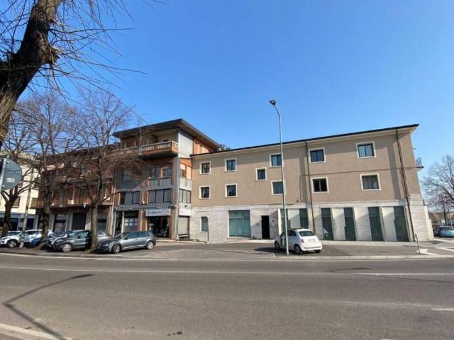 Locale Commerciale in affitto a Sud, Brenzone