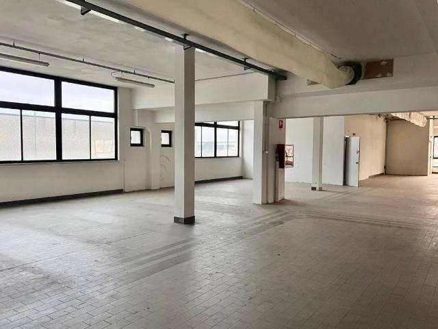 Locale Commerciale in affitto a Sud, Brenzone