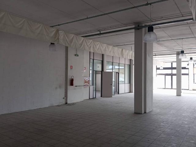 Locale Commerciale in affitto a Sud, Brenzone
