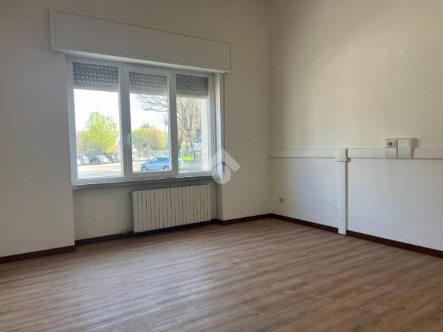 Locale Commerciale in affitto a Sud, Brenzone