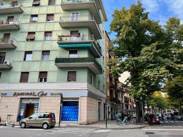 Locale Commerciale in affitto a Centro storico, Brenzone