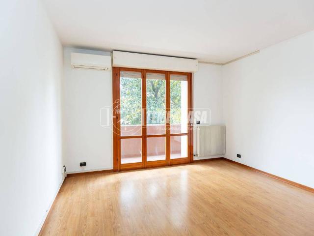 Locale Commerciale in affitto a Ovest, Brenzone