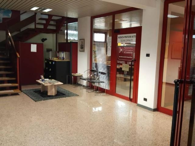 Locale Commerciale in affitto a Sud, Brenzone