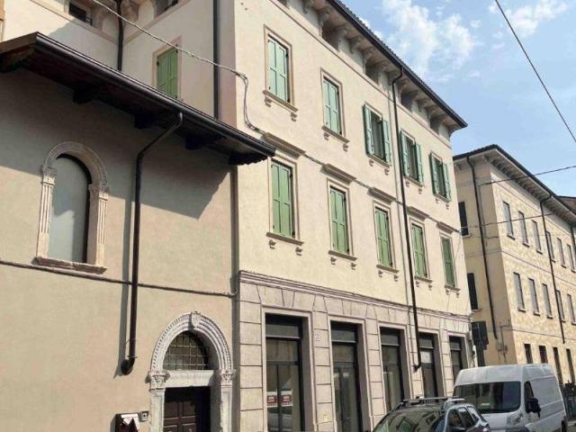 Locale Commerciale in affitto a Centro storico, Brenzone