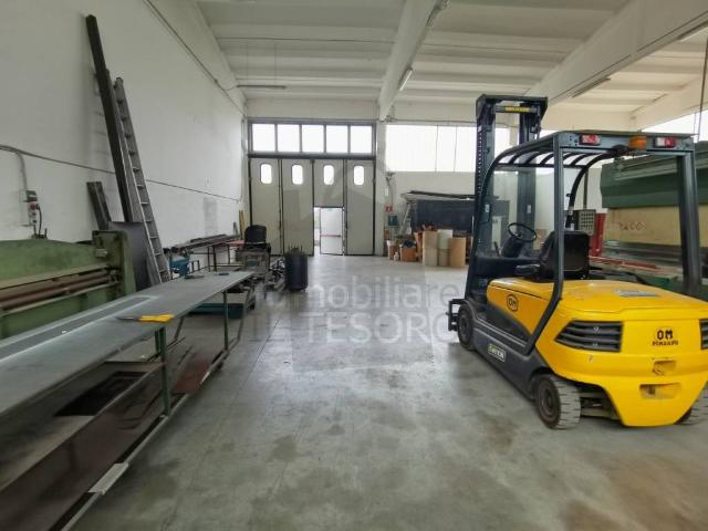 Locale Commerciale in affitto a Unione di comuni Valmarecchia, Verucchio