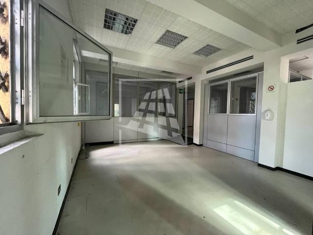 Locale Commerciale in affitto a Colline Matildiche, Re