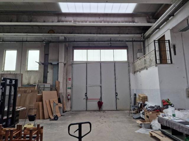 Locale Commerciale in affitto a Colline Matildiche, Re