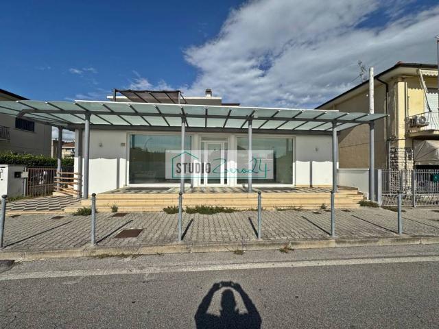 Locale Commerciale in affitto a Torre del Lago Puccini, Viareggio
