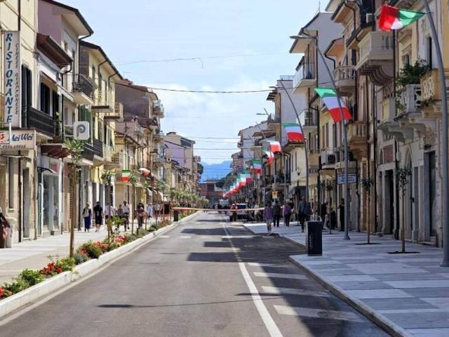 Locale Commerciale in affitto a Viareggio, Lucca