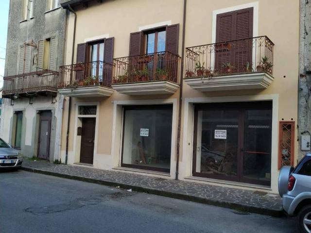 Locale Commerciale in affitto a Calabria, Vibo Valentia