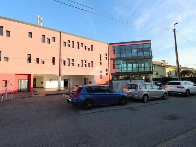 Locale Commerciale in affitto a Vicenza, Veneto