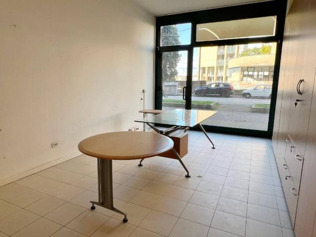 Locale Commerciale in affitto a Santa Bertilla, Vicenza