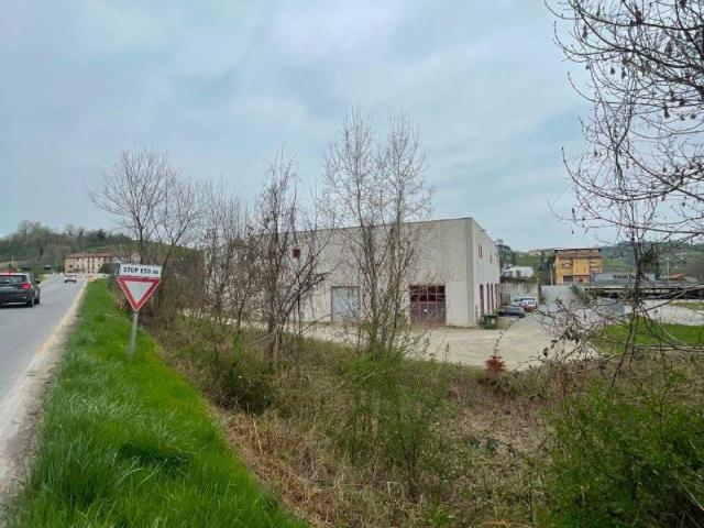 Locale Commerciale in affitto a Piemonte, Cuneo