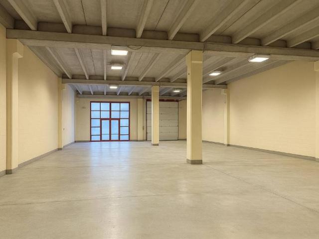 Locale Commerciale in affitto a Piemonte, Cuneo