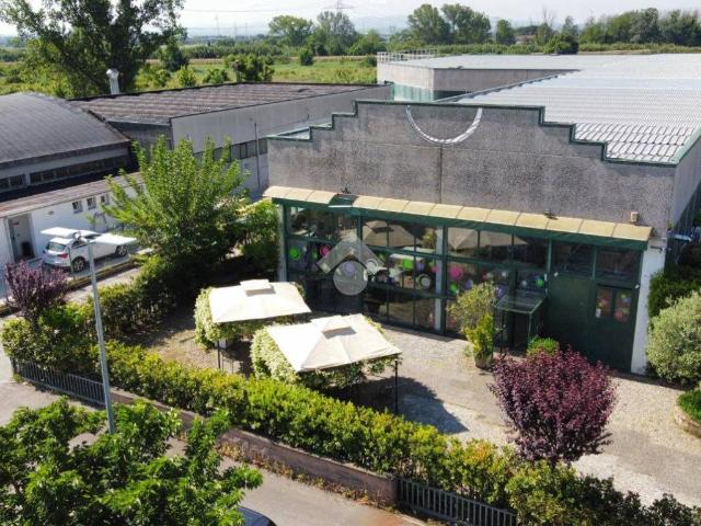Locale Commerciale in affitto a Novi, San Giovannialla Vena