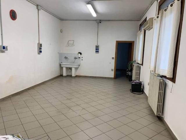 Locale Commerciale in affitto a Vigevano, Lombardia
