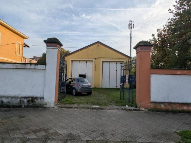 Locale Commerciale in affitto a Vigevano, Pavia