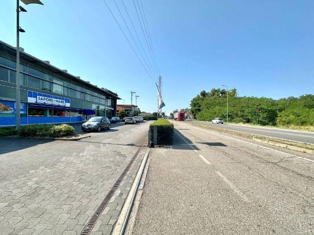 Locale Commerciale in affitto a Cascina Aguzzafame, Vigevano