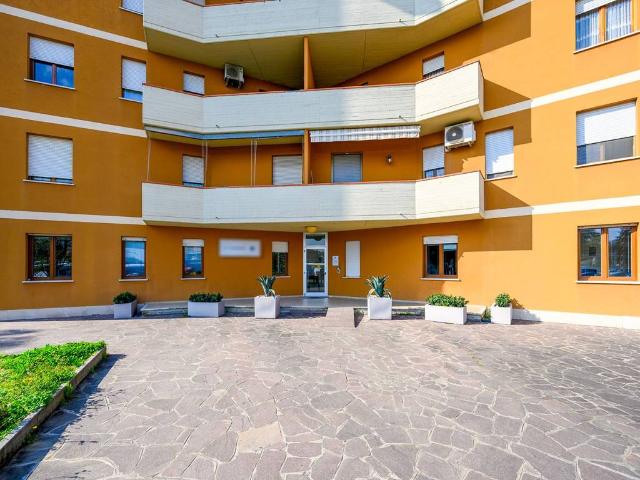 Locale Commerciale in affitto a Unione di comuni Terre di Castelli, Vignola