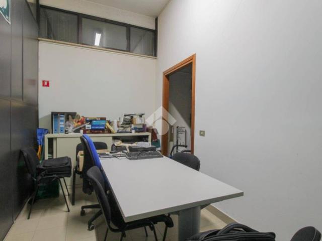Locale Commerciale in affitto a Unione di comuni Terre di Castelli, Vignola
