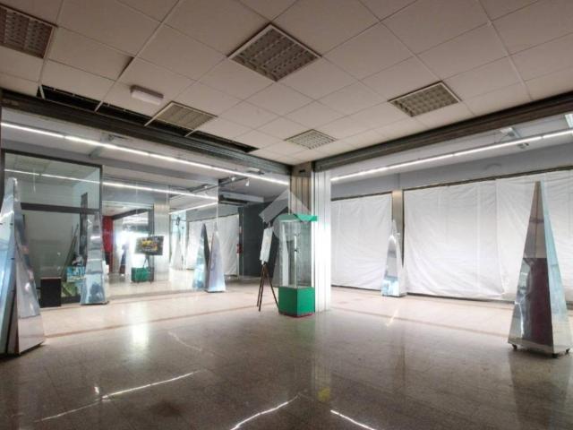Locale Commerciale in affitto a Unione di comuni Terre di Castelli, Vignola