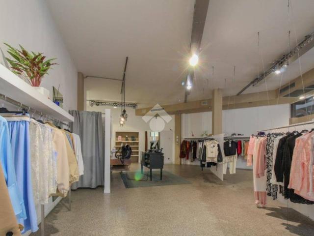 Locale Commerciale in affitto a Unione di comuni Terre di Castelli, Vignola