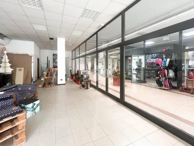 Locale Commerciale in affitto a Unione di comuni Terre di Castelli, Vignola