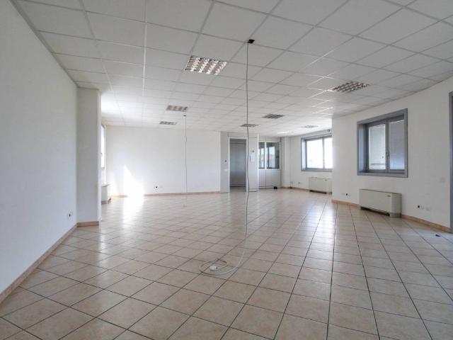 Locale Commerciale in affitto a Unione di comuni Terre di Castelli, Vignola