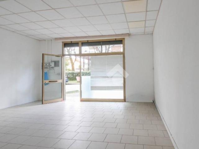 Locale Commerciale in affitto a Unione di comuni Terre di Castelli, Vignola