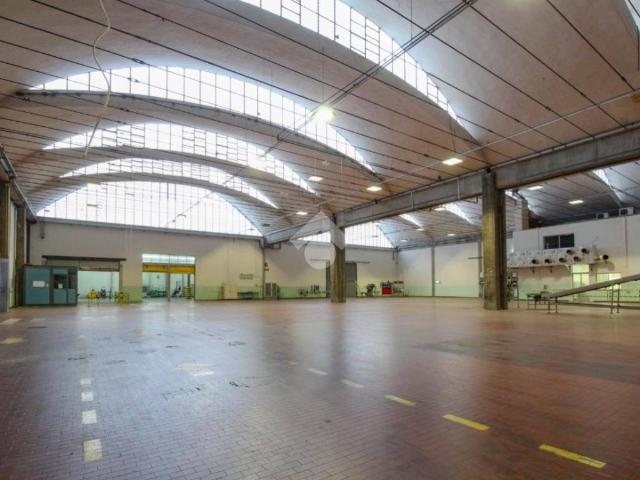 Locale Commerciale in affitto a Unione di comuni Terre di Castelli, Vignola
