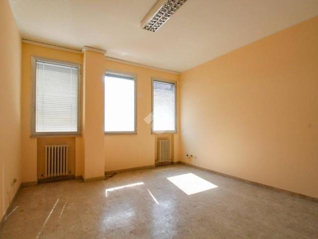 Locale Commerciale in affitto a Unione di comuni Terre di Castelli, Vignola