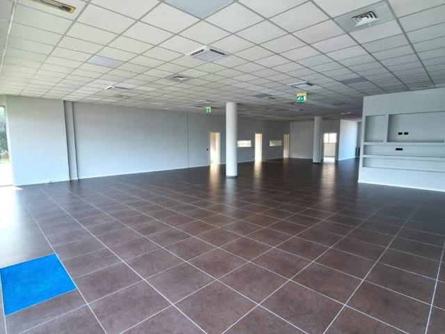 Locale Commerciale in affitto a Stra, Veneto