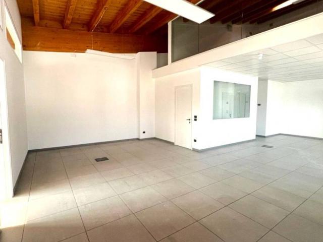 Locale Commerciale in affitto a Stra, Veneto