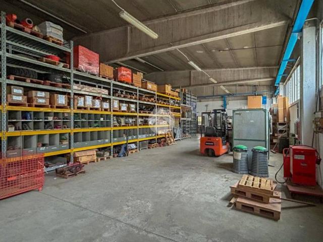 Locale Commerciale in affitto a Vigonza, Busa