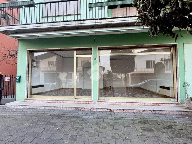 Locale Commerciale in affitto a Villa Del Conte, Veneto