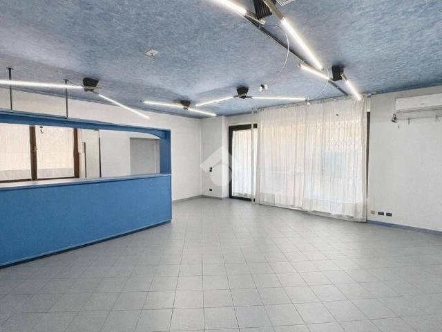 Locale Commerciale in affitto a Villa Del Conte, Veneto
