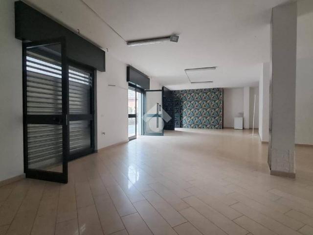 Locale Commerciale in affitto a Villa Di Briano, Campania