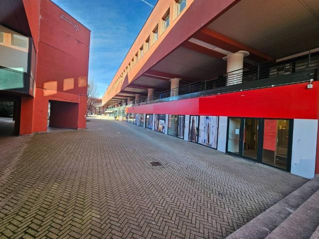 Locale Commerciale in affitto a Maccio, Villa Guardia