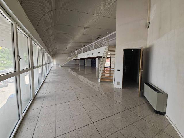 Locale Commerciale in affitto a Lurate Abbate, Lurate Caccivio