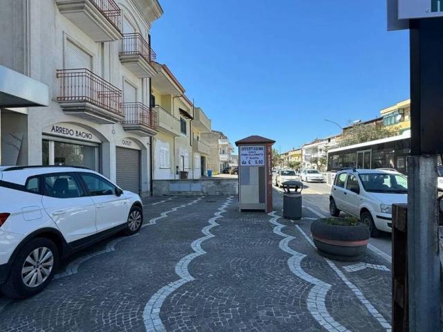 Locale Commerciale in affitto a Villa Literno, Campania