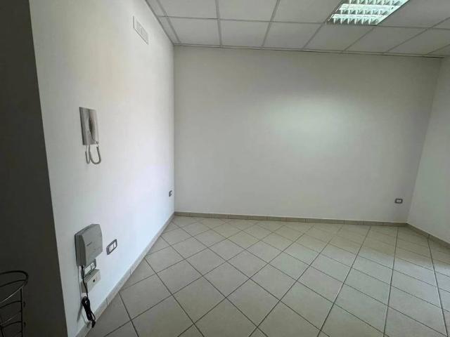 Locale Commerciale in affitto a Villa Literno, Campania