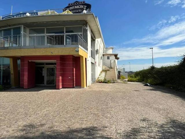 Locale Commerciale in affitto a Villa Literno, Campania