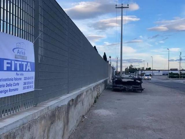 Locale Commerciale in affitto a Villa Literno, Campania