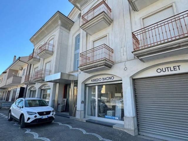 Locale Commerciale in affitto a Villa Literno, Campania