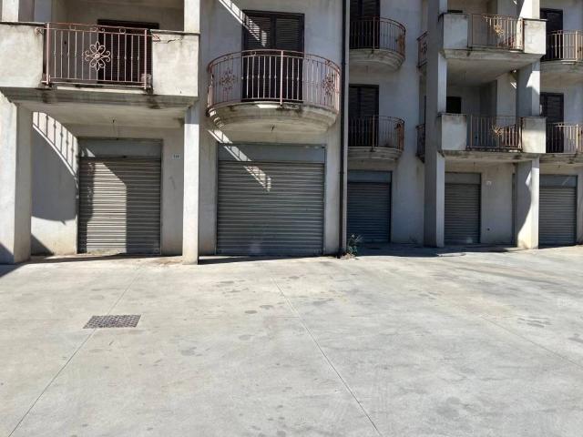 Locale Commerciale in affitto a Villa Literno, Campania
