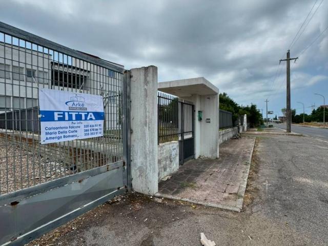 Locale Commerciale in affitto a Villa Literno, Campania